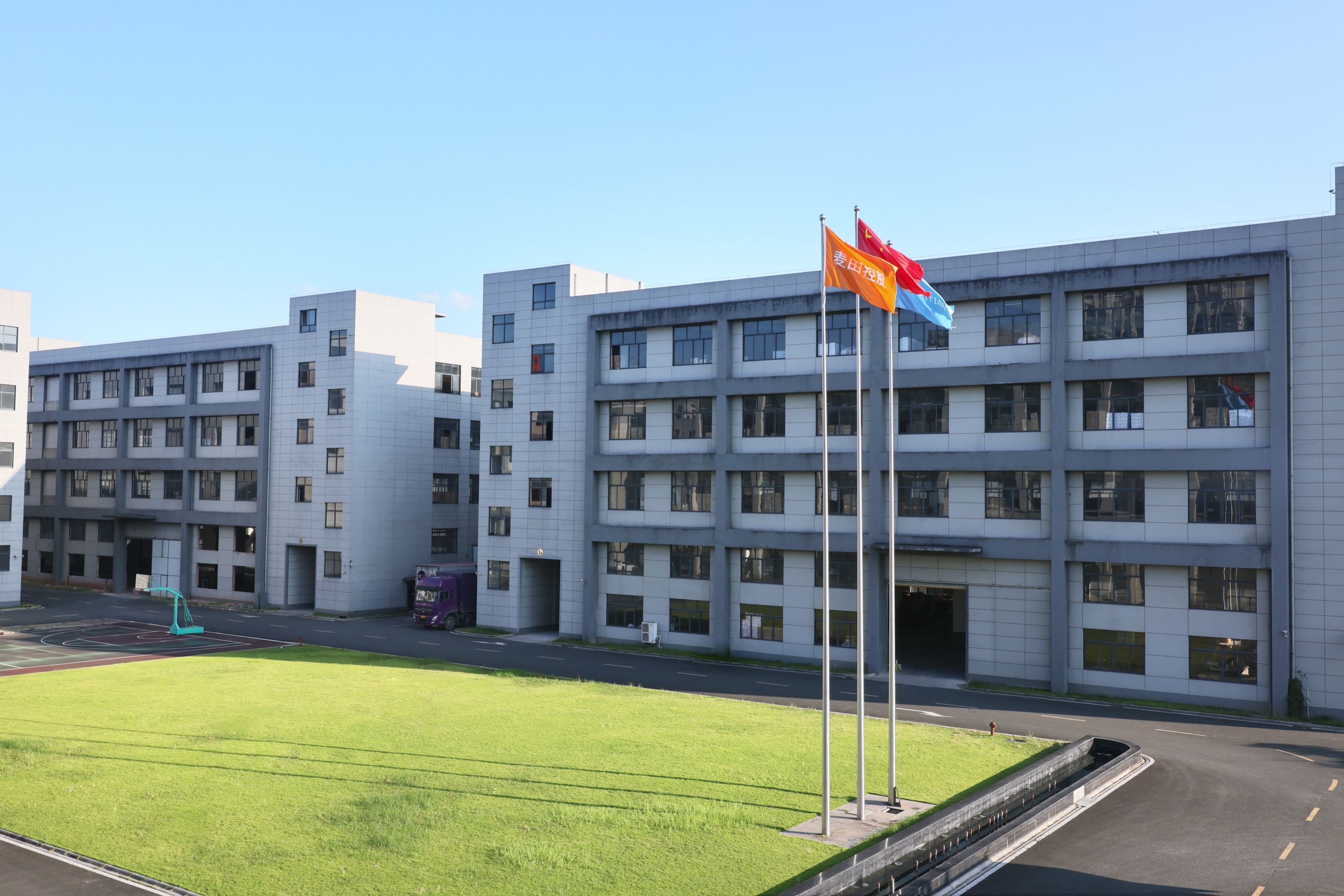 麦田园区楼群、草坪与旗帜